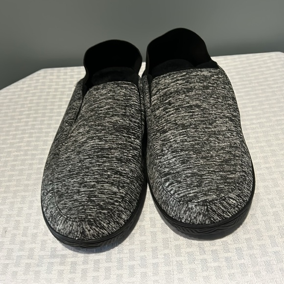 Men’s Isotoner knit slippers - Picture 3 of 5